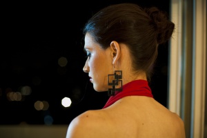 DOS PAREJAS FUMAN DEBAJO DE UNA MESA