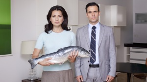 JE VRIENDIN KOOPT EEN VIS OP DE MARKT