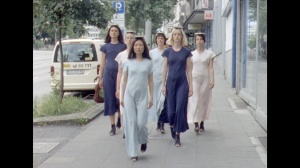 PORTRAIT JONAS MEKAS (MIT KUNSTWERKEN VON MARTA MINUJÍN, IRENA HAIDUK)