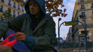 LOIN DEVANT MA PORTE