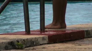 NIÑOS EN PISCINA, CON ADULTOS DE FONDO