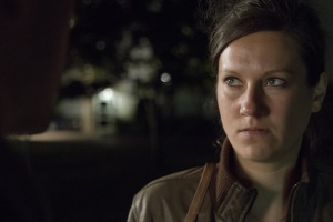 TREFFEN ZWISCHEN ZWEI PARKENDEN AUTOS