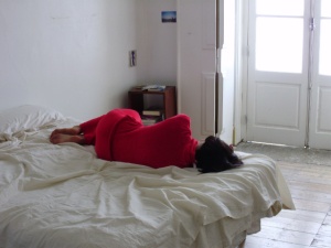 UM ROUPÃO VERMELHO SANGUE