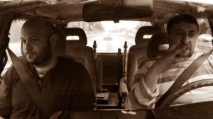 ZWEI MÄNNER UND EIN TISCH