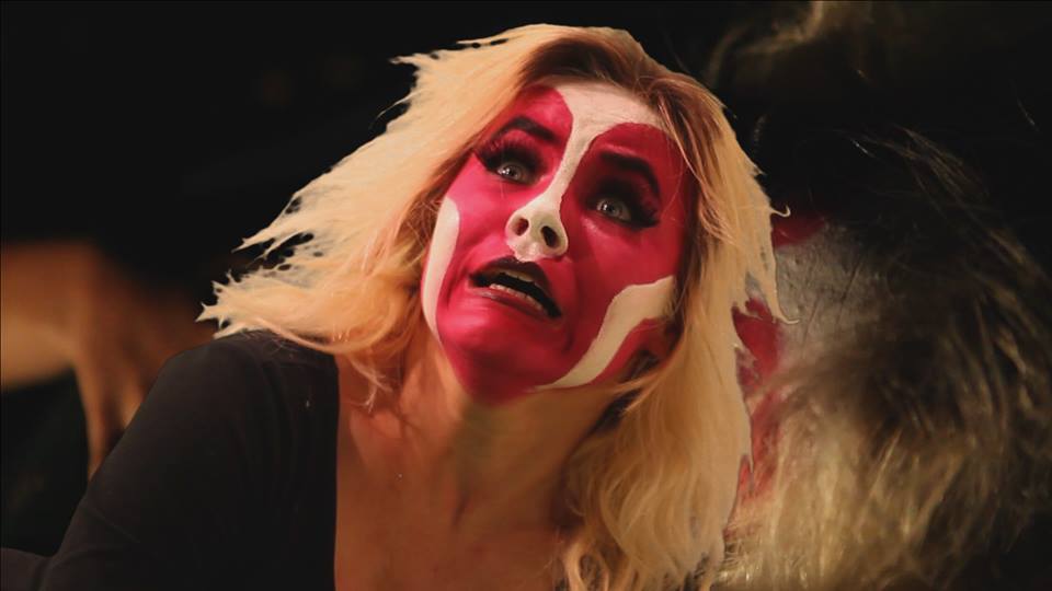 JE VOUS RÉSERVE TOUS MES BAISERS