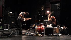 À COUP DE COUTEAU DENTÉ