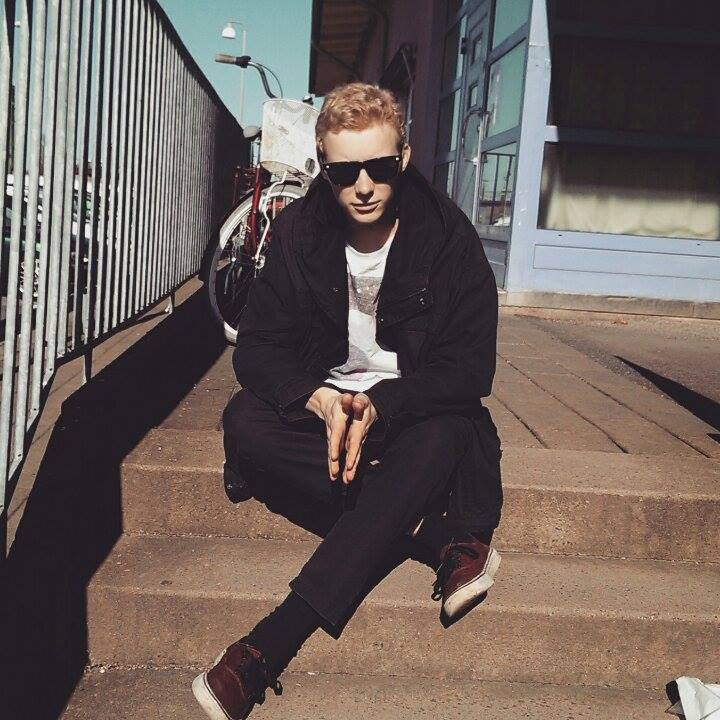 SNÄLLA RÖR VID MIG