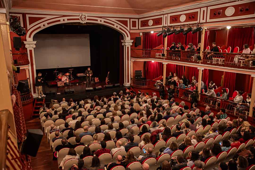 ALCINE en marcha:  Los Punsetes llenan el Teatro Salón Cervantes y encienden la mecha de la Gala de Apertura de hoy