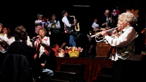 HISTORIAS DE HOY - DE VIEJOS SOLITARIOS A VIEJOS SOLIDARIOS