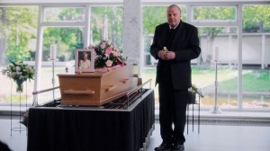 SJAAKS VROUW IS DOOD, DUS HIJ MOET IETS ZEGGEN