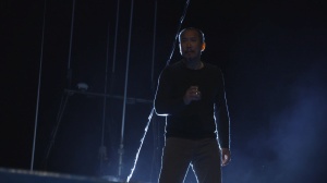 DES HOMMES À LA MER