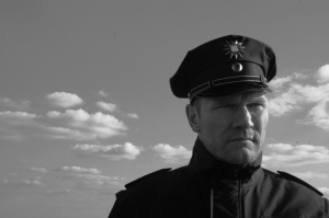 EINEN SCHRITT WEITER