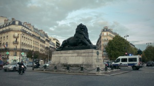 LE SENS DE LA MARCHE