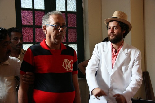 TIRA OS ÓCULOS E RECOLHE O HOMEM